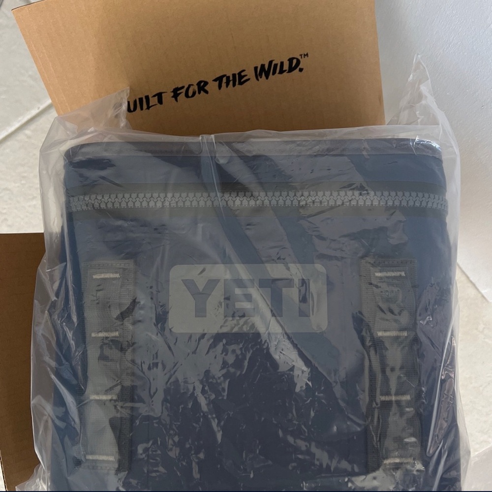 Yeti hopper flip 8 BRAND NEW
